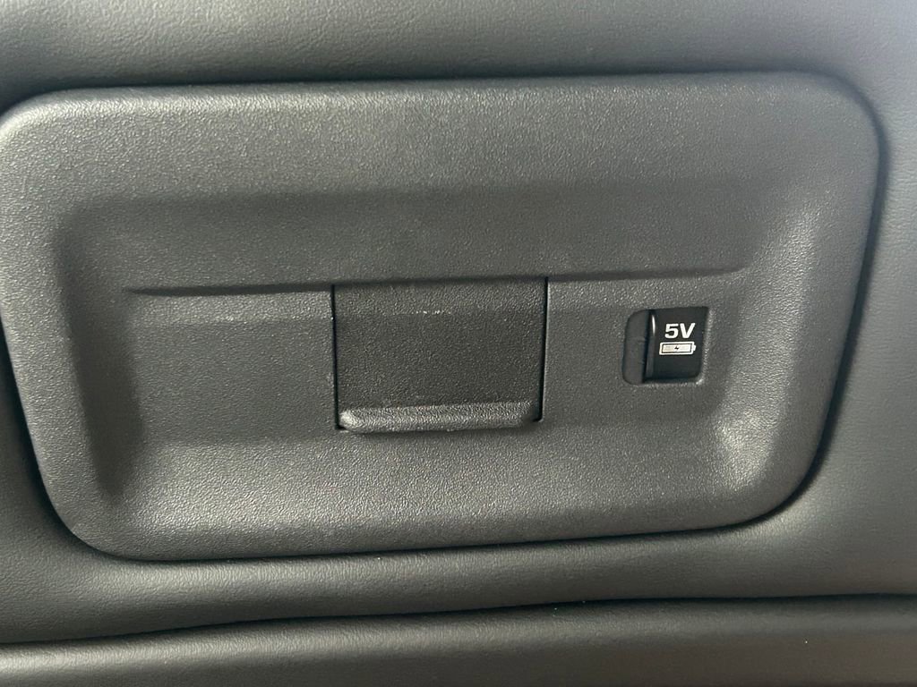 Used 2024 Land Rover Discovery Dynamic SE image 25