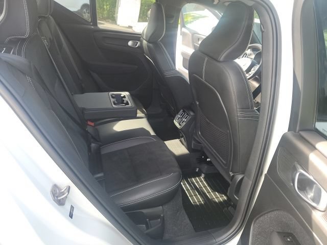 Used 2022 Volvo XC40 T5 R-Design AWD/4WD image 9
