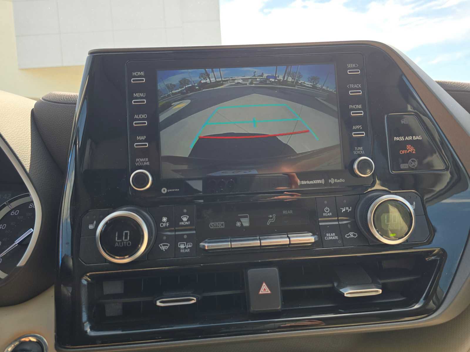 Used 2022 Toyota Highlander XLE image 28