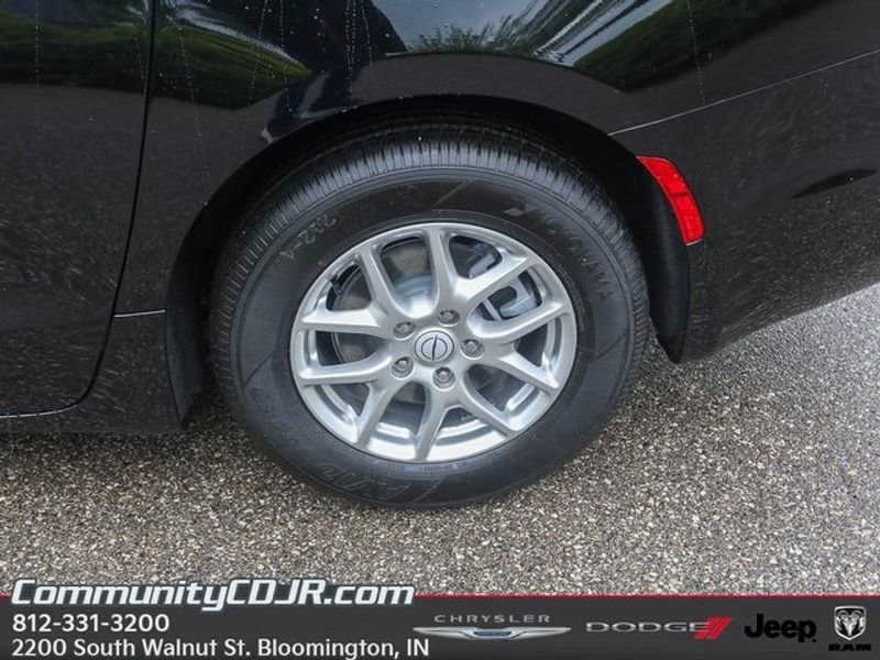 New 2025 Chrysler Voyager LX FWD image 4