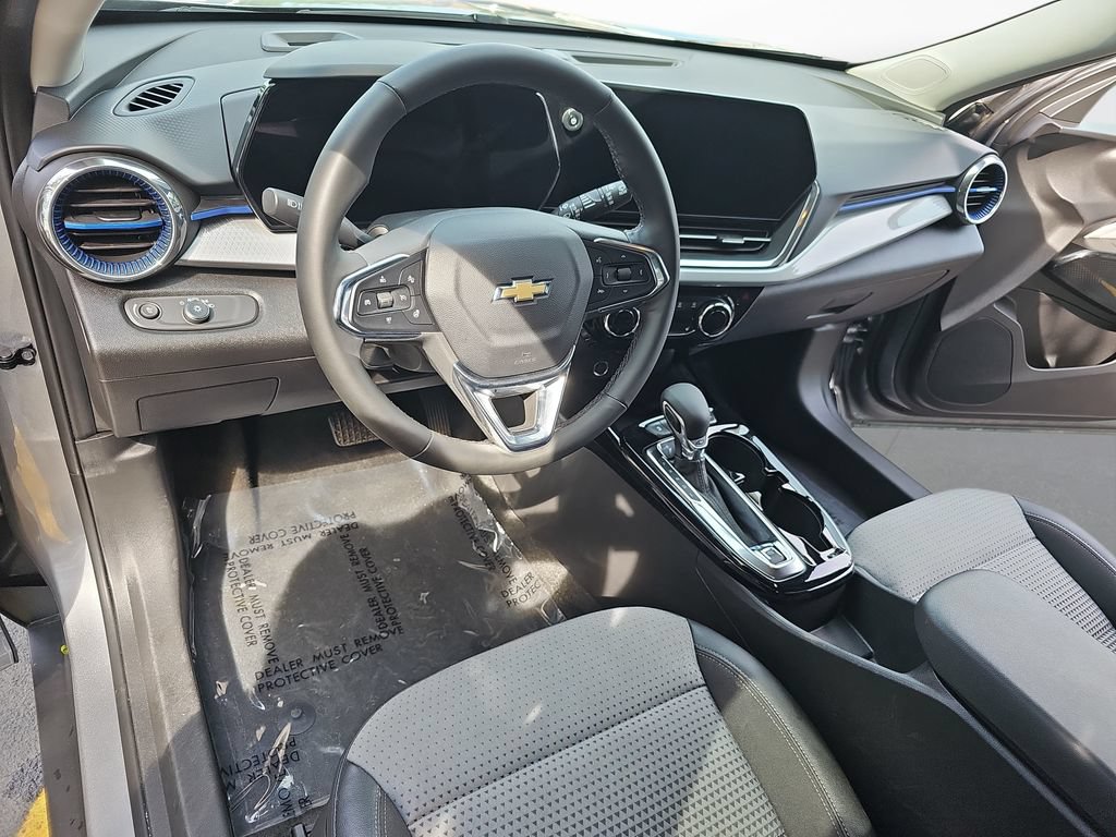 Used 2025 Chevrolet Trax LT w/ LT Convenience Package FWD image 15