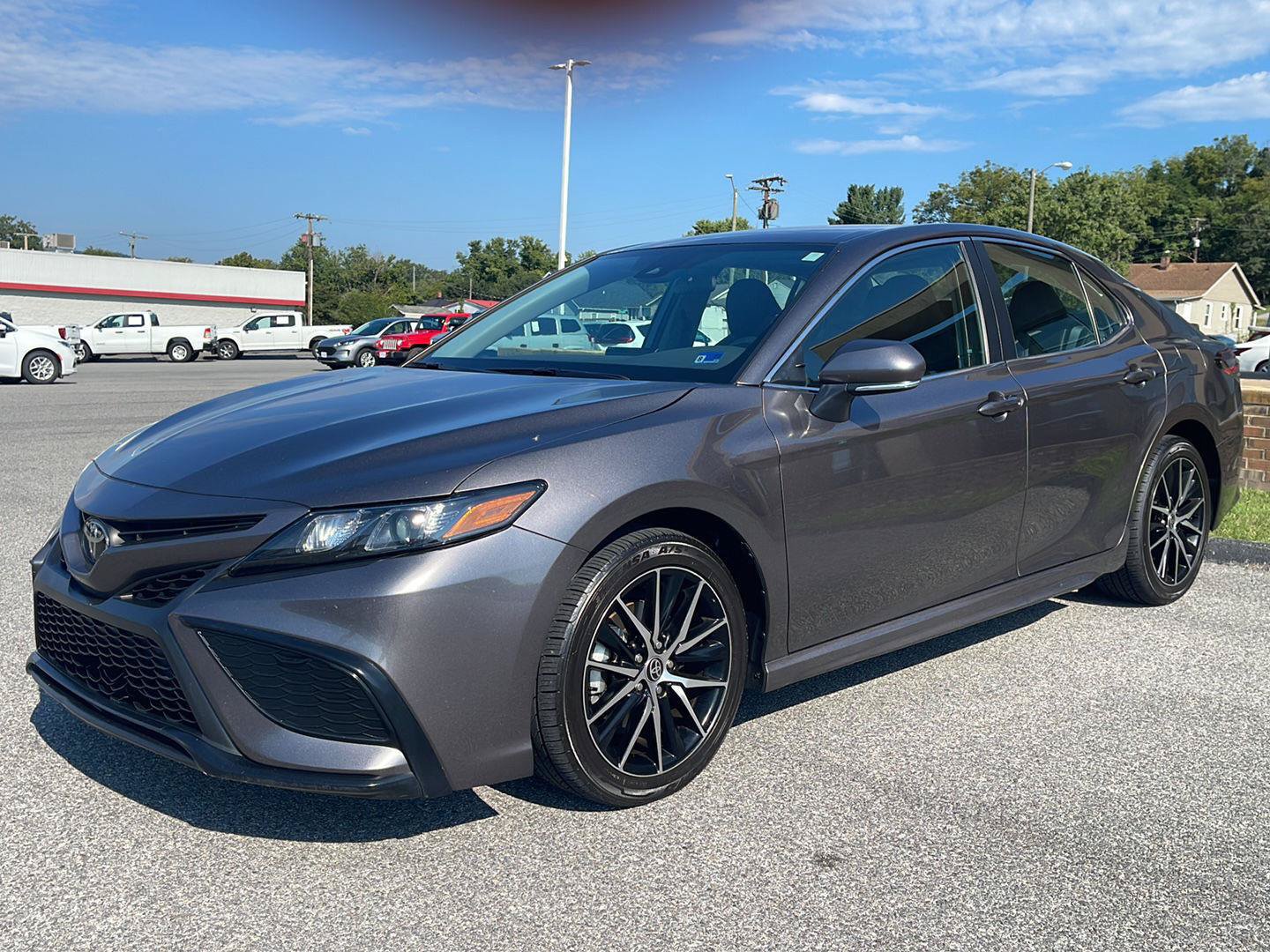 Used 2023 Toyota Camry SE FWD image 3
