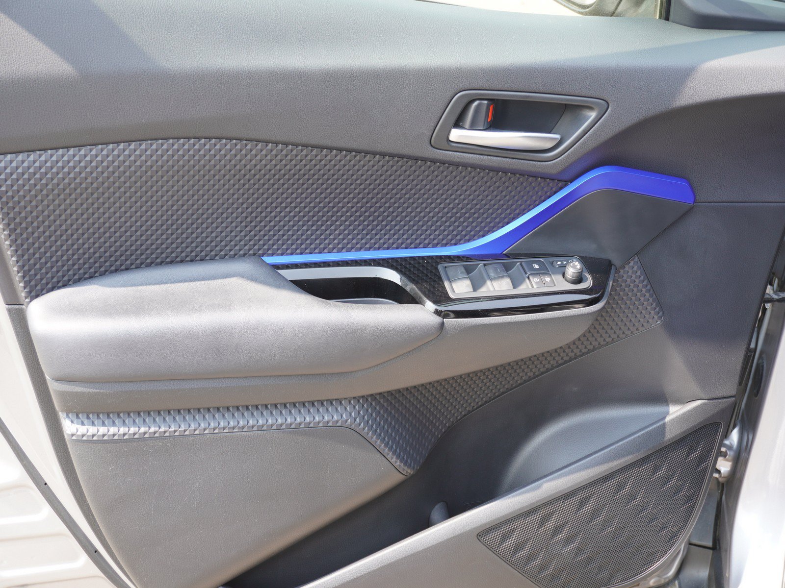 Used 2020 Toyota C-HR XLE FWD image 17