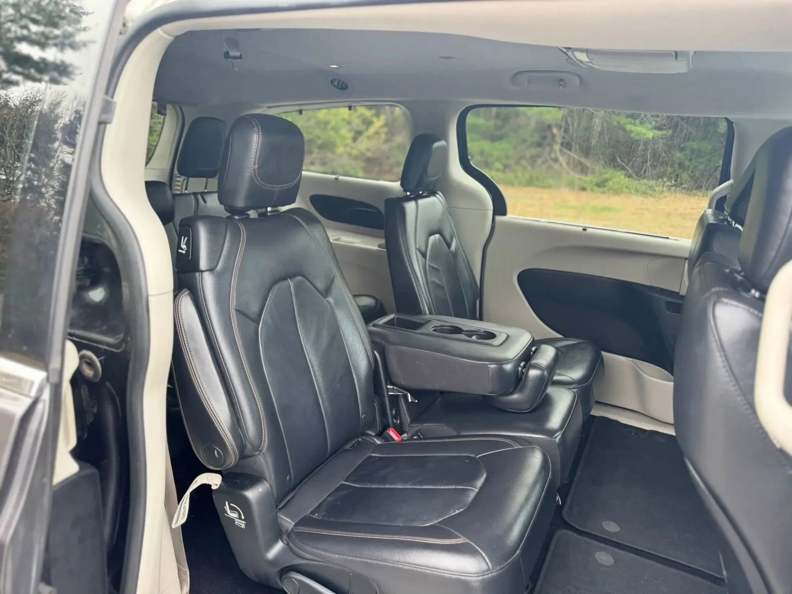 Used 2017 Chrysler Pacifica Touring-L FWD image 18