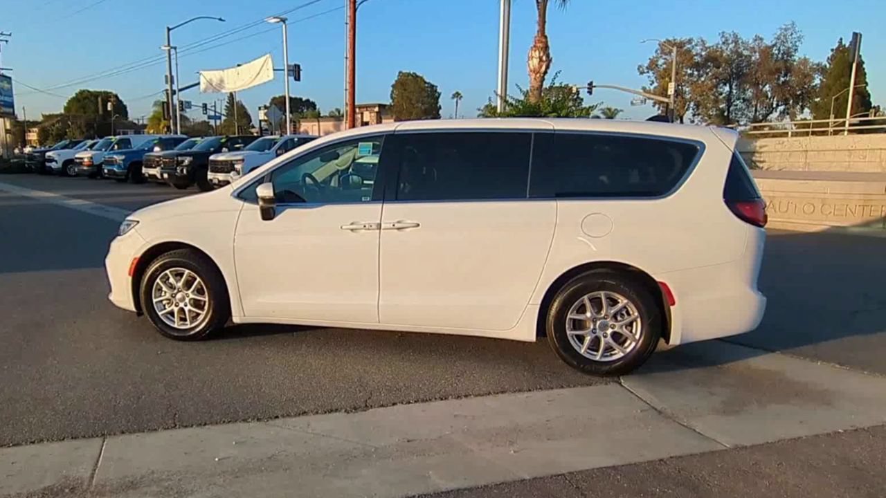 Used 2023 Chrysler Pacifica Touring-L FWD image 5