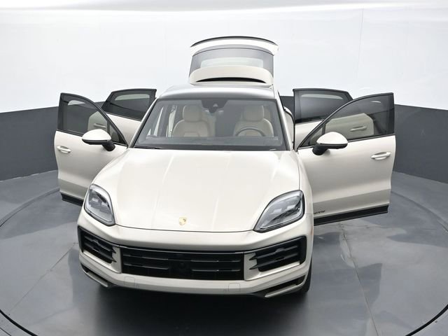 Certified 2025 Porsche Cayenne Coupe AWD/4WD image 32