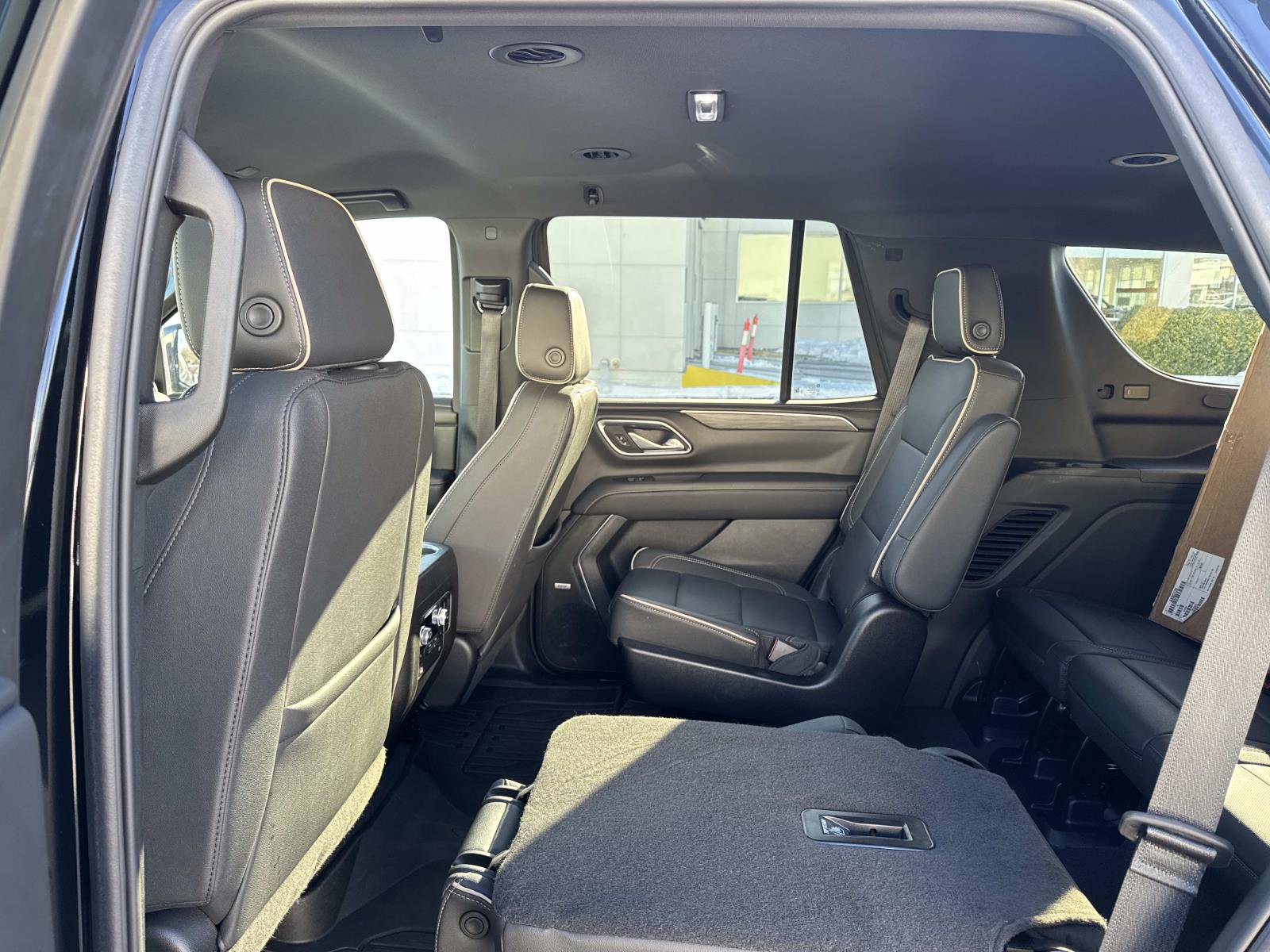 Used 2024 GMC Yukon SLT w/ SLT Luxury Package image 21