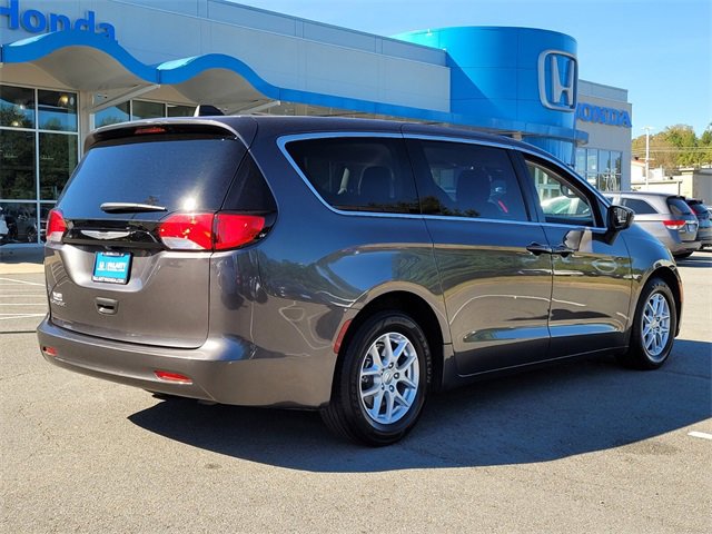 Used 2023 Chrysler Voyager LX image 3