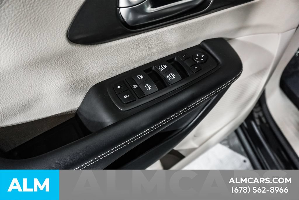 Used 2023 Chrysler Pacifica Touring-L FWD image 43