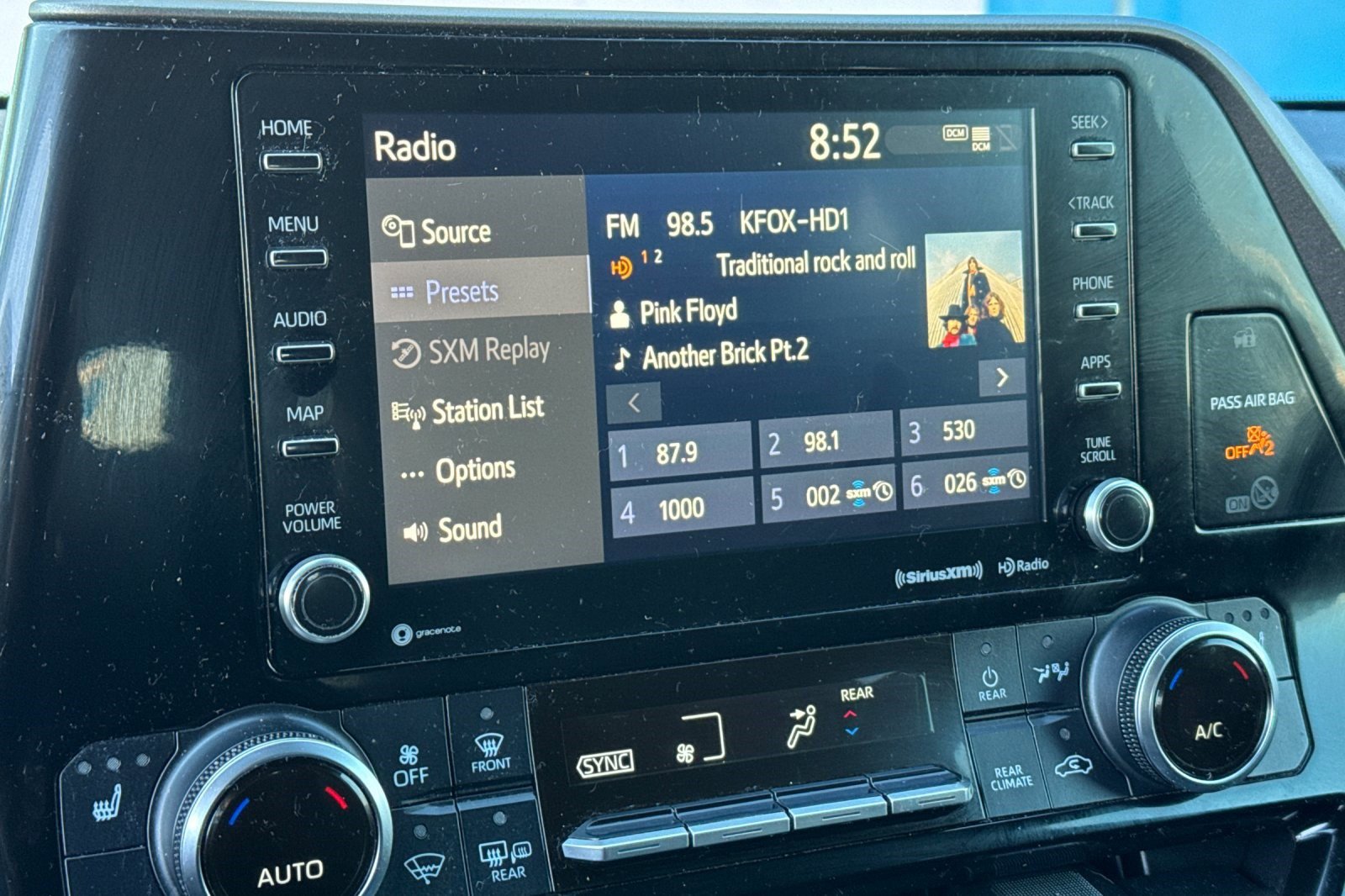 Used 2022 Toyota Highlander XLE image 24