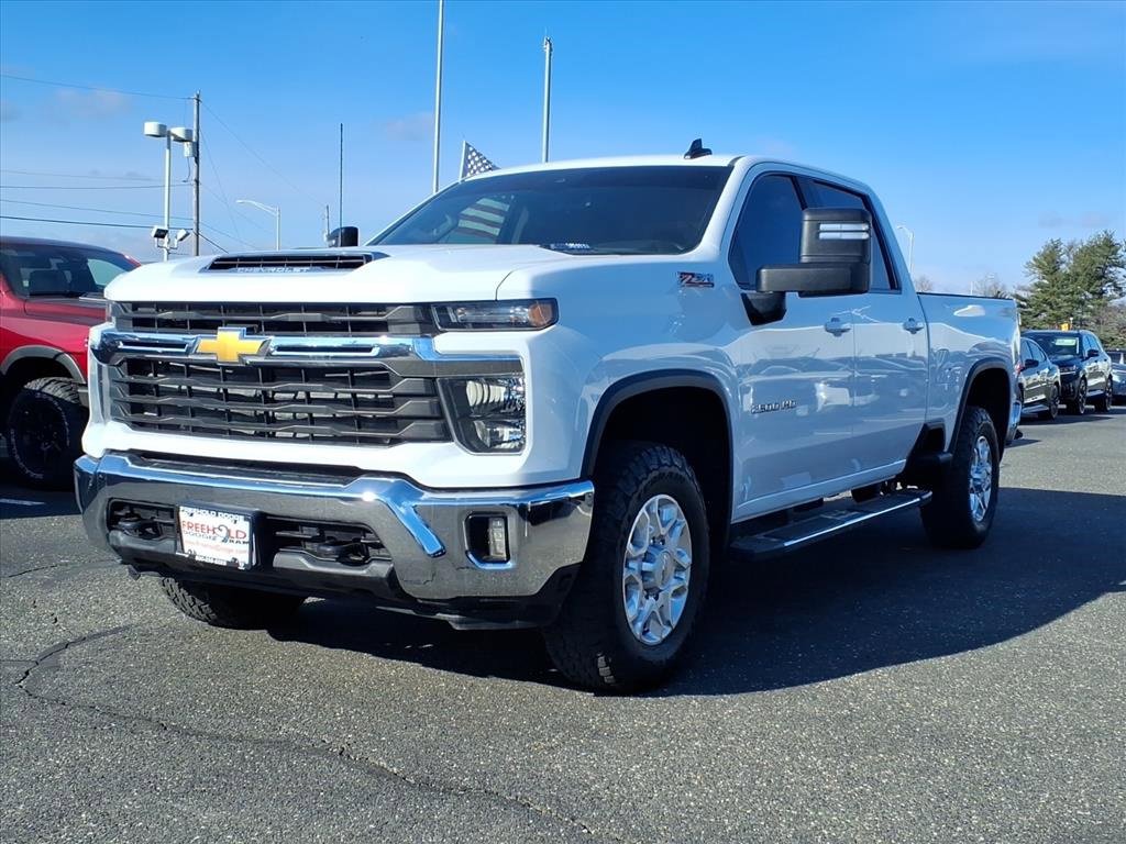 Used 2024 Chevrolet Silverado 2500 LT image 3