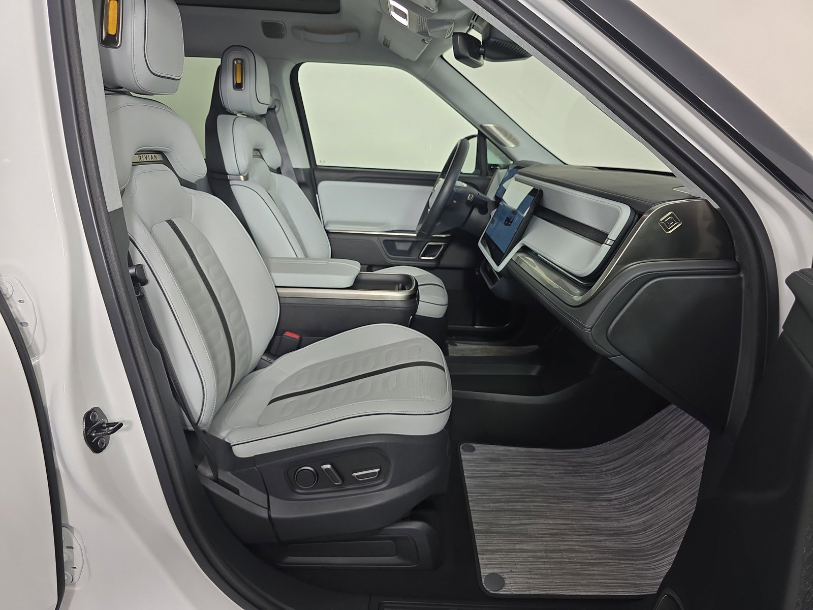 Used 2023 Rivian R1S Adventure image 24