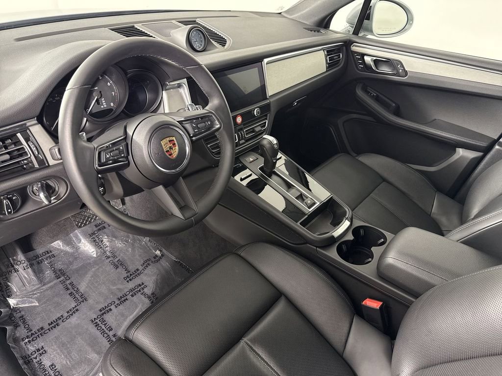 Certified 2025 Porsche Macan image 4