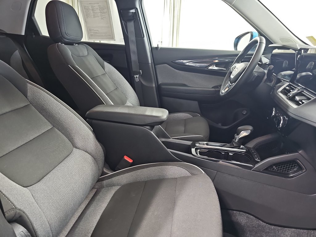 Used 2025 Chevrolet TrailBlazer LT w/ Convenience Package AWD/4WD image 13