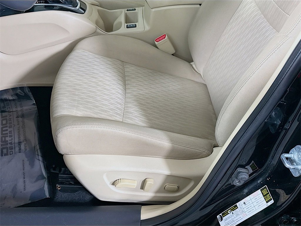 Used 2017 Nissan Rogue SV image 23