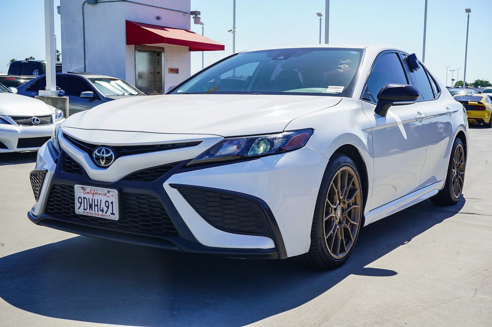 Used 2023 Toyota Camry SE w/ Protection Package (Q2) (TMS) FWD image 3