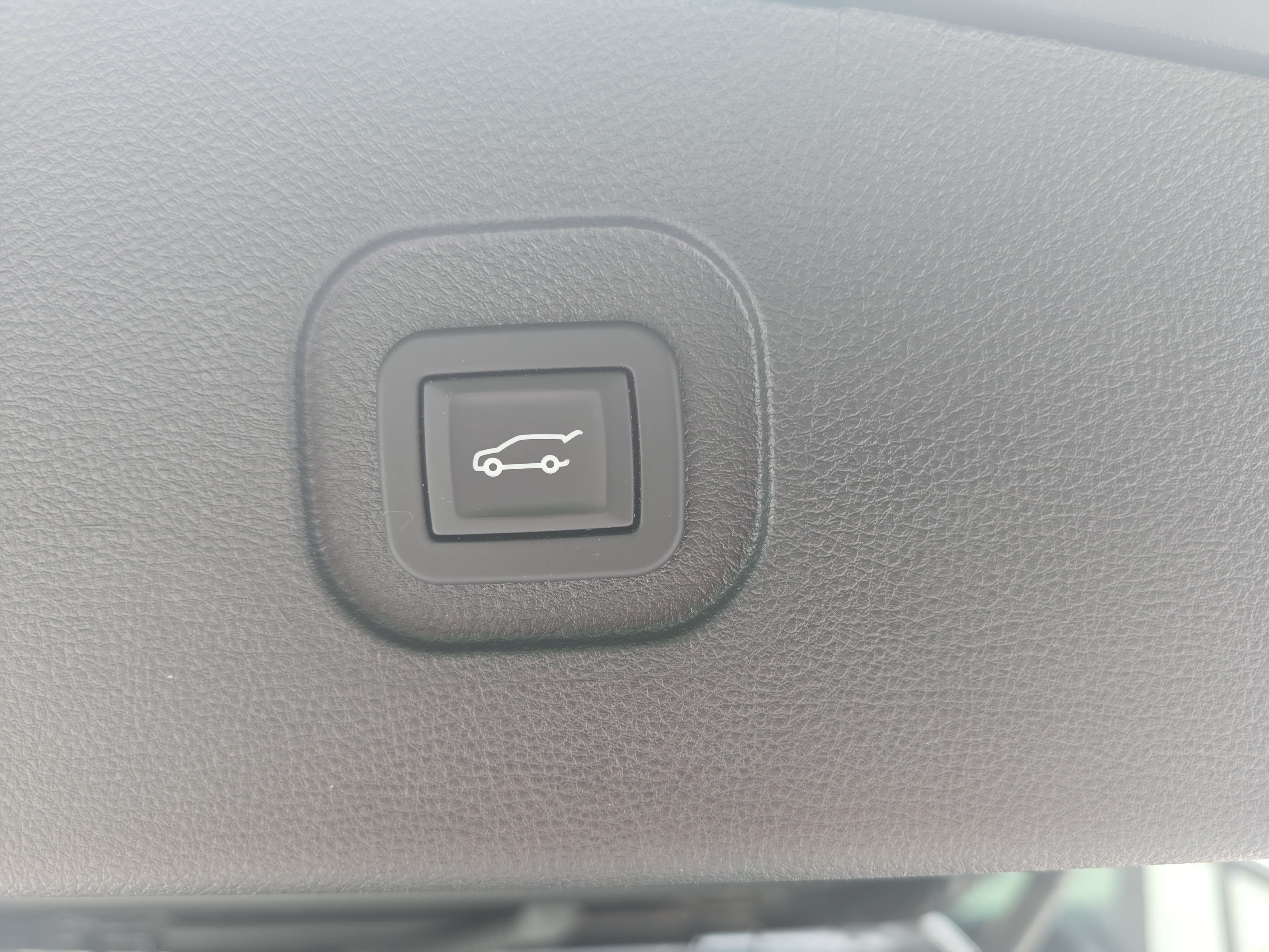 Used 2017 Chevrolet Equinox Premier w/ Enhanced Convenience Package FWD image 12
