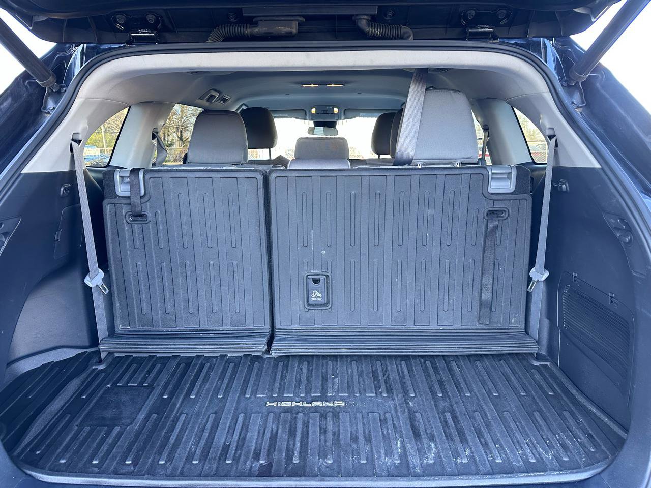 Used 2020 Toyota Highlander LE FWD image 41