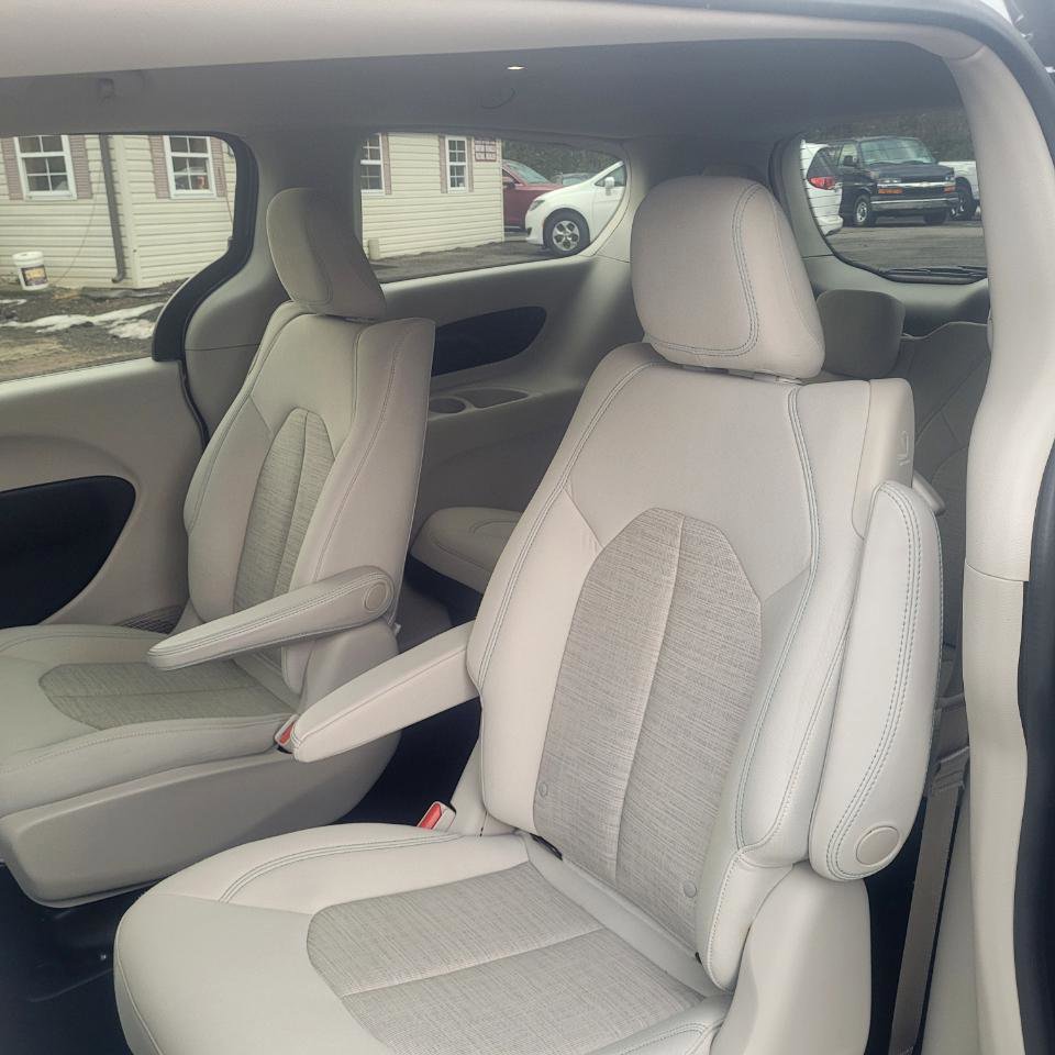 Used 2017 Chrysler Pacifica Touring Plus image 34