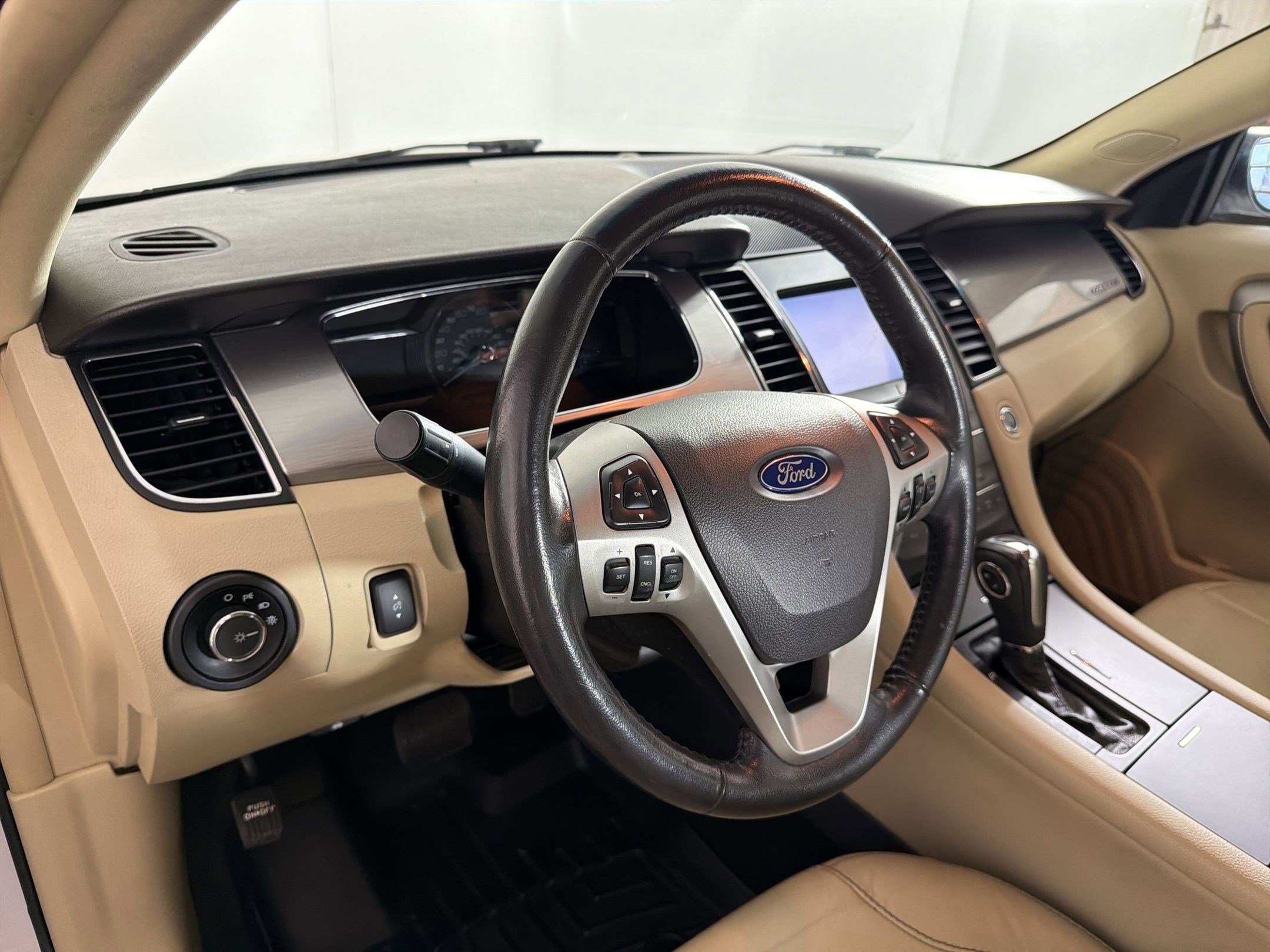 Used 2013 Ford Taurus SEL FWD image 4