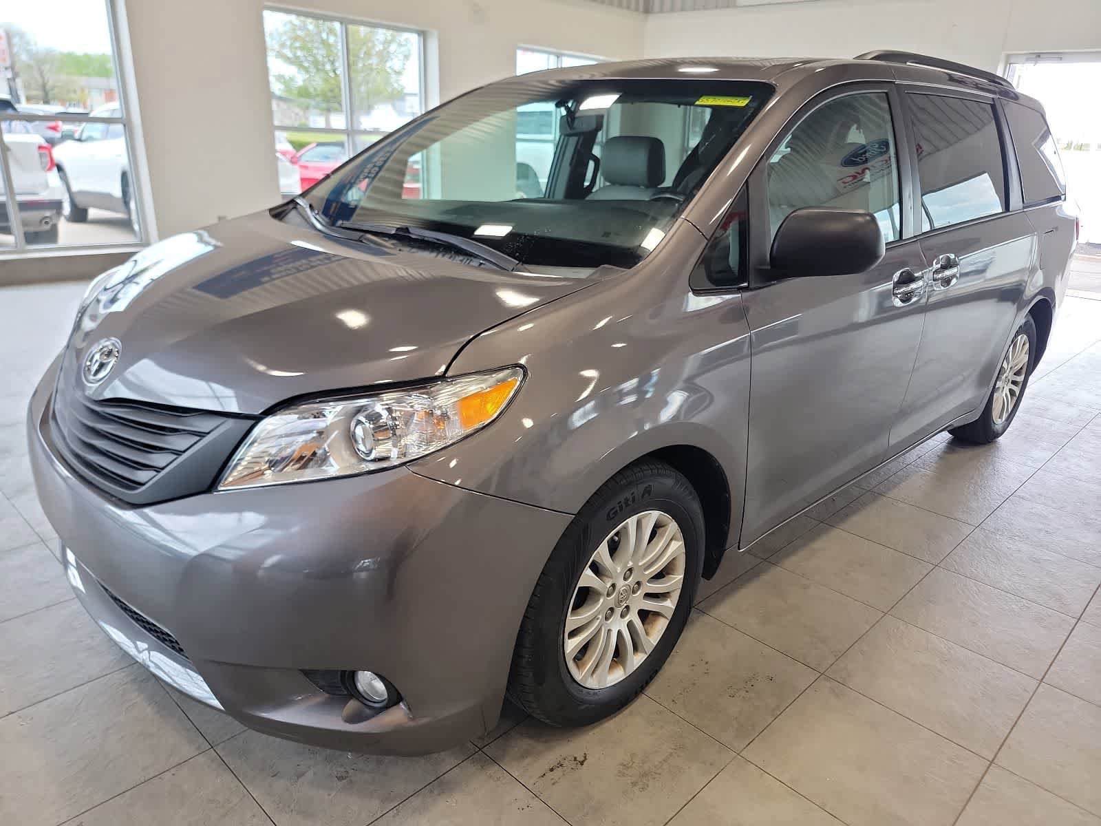 Used 2016 Toyota Sienna XLE FWD image 1