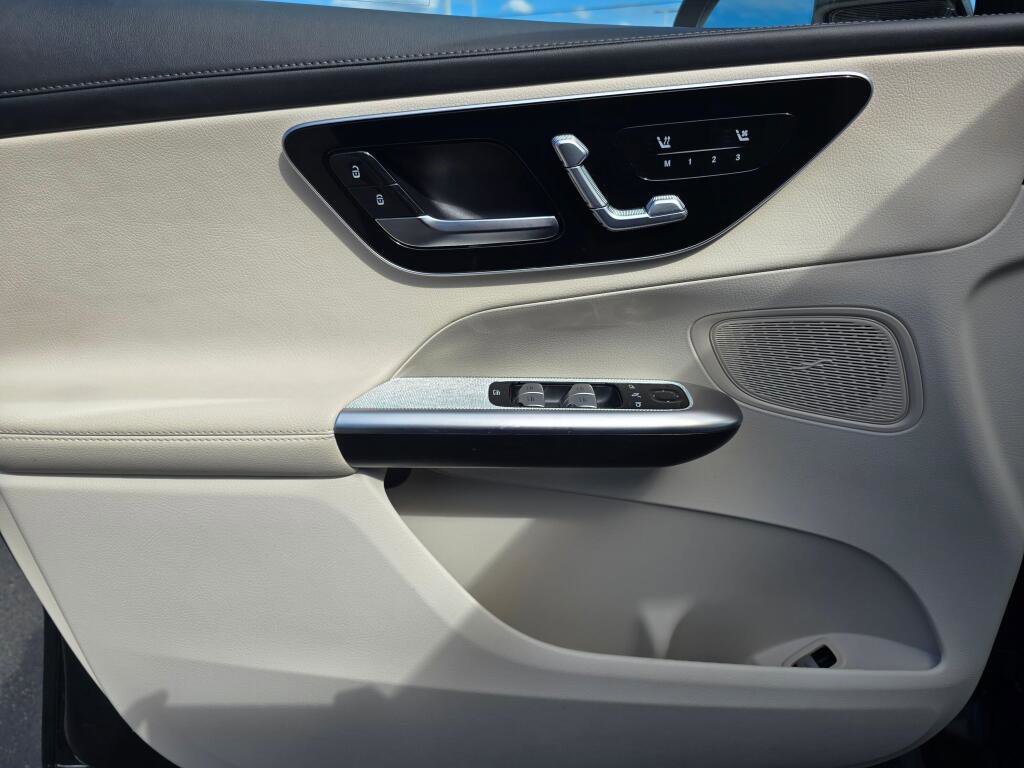 Used 2024 Mercedes-Benz GLC 300 4MATIC w/ Driver Assistance Package image 32