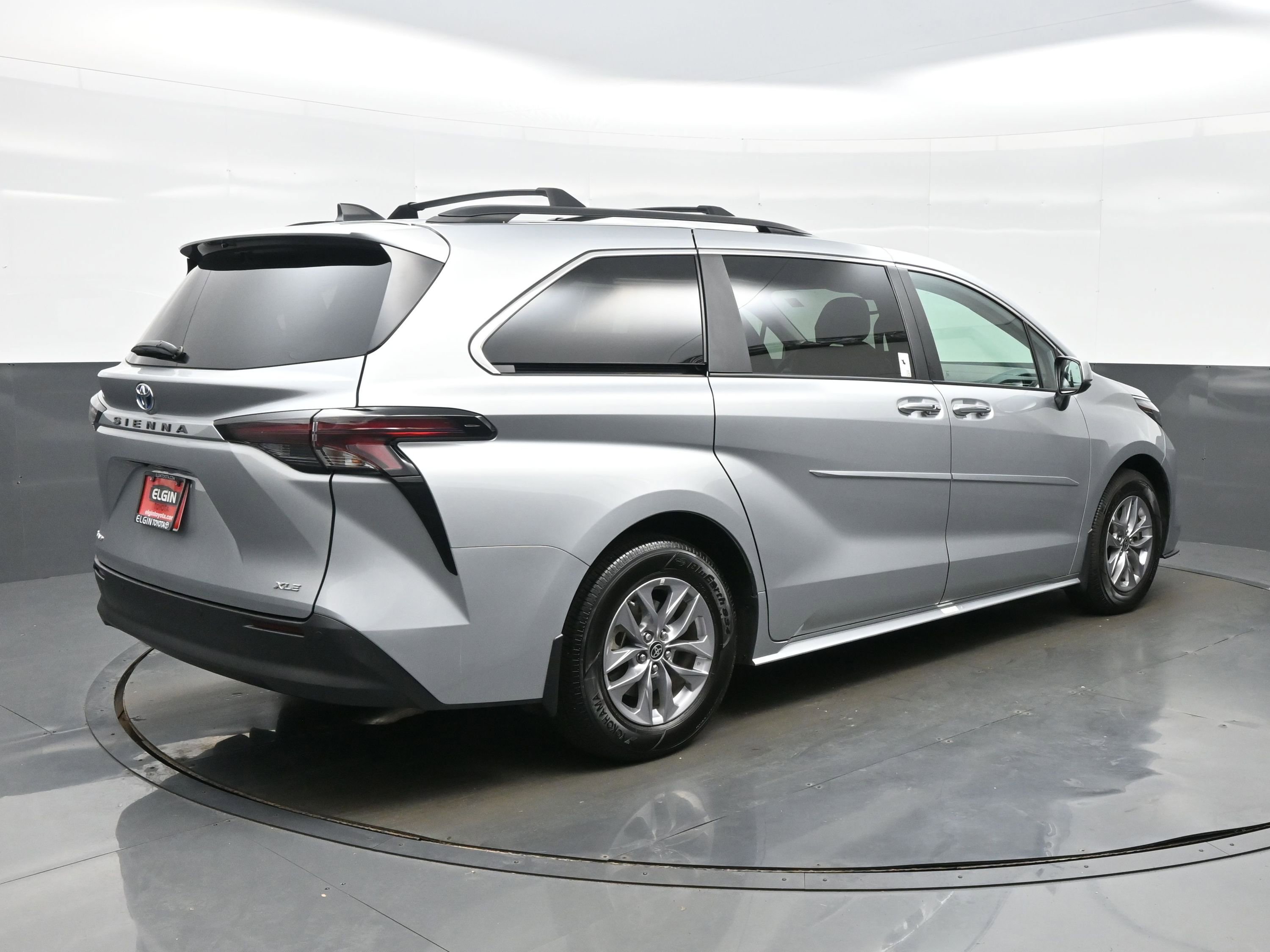 Used 2025 Toyota Sienna XLE w/ XLE Plus Package AWD/4WD image 6
