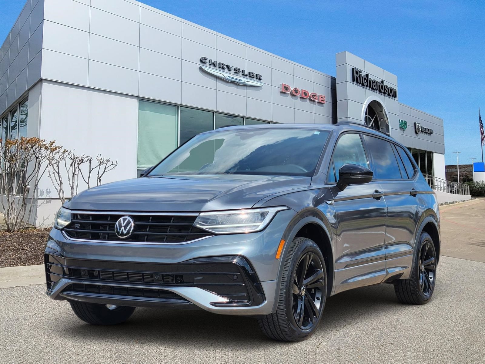 Used 2024 Volkswagen Tiguan SE R-Line AWD/4WD image 2