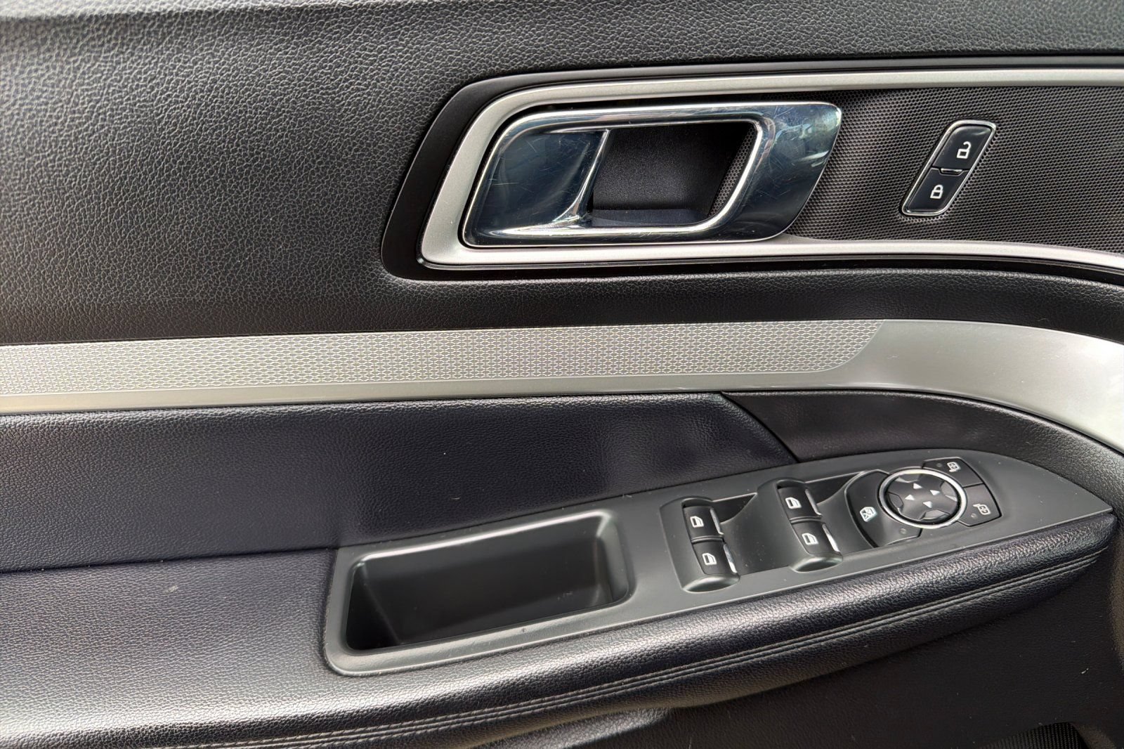 Used 2017 Ford Explorer XLT FWD image 13