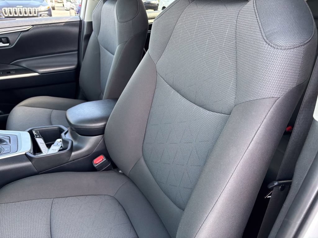 Used 2025 Toyota RAV4 XLE AWD/4WD image 18
