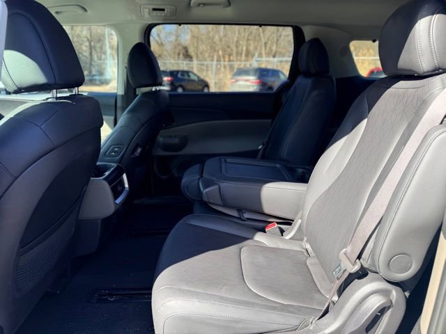 Used 2025 Kia Carnival EX image 27
