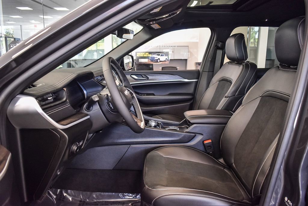 New 2026 Jeep Grand Cherokee Altitude AWD/4WD image 17