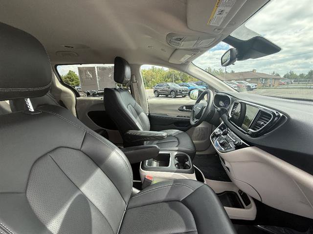 Used 2024 Chrysler Pacifica Touring-L FWD image 12
