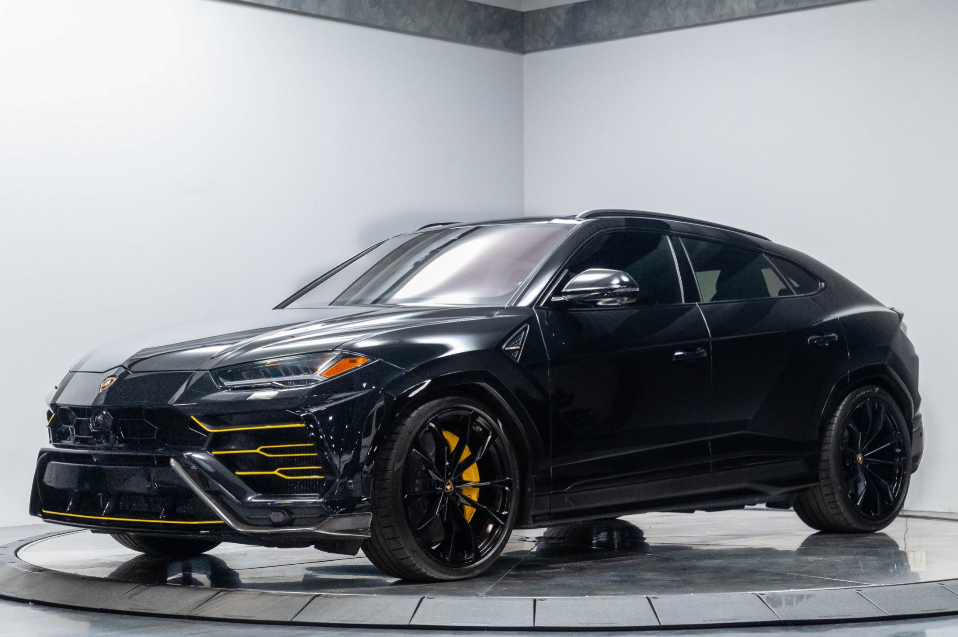 Used 2019 Lamborghini Urus AWD/4WD image 2