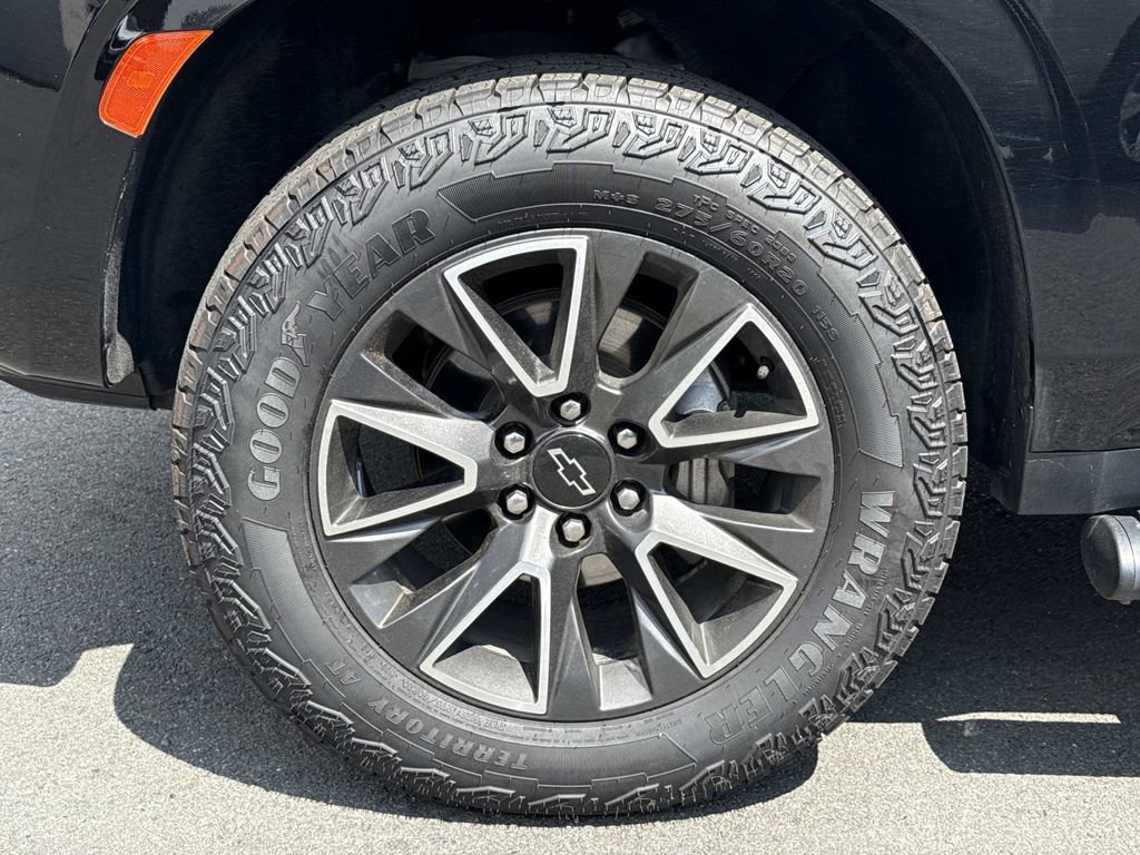 Used 2022 Chevrolet Tahoe Z71 w/ Luxury Package AWD/4WD image 8
