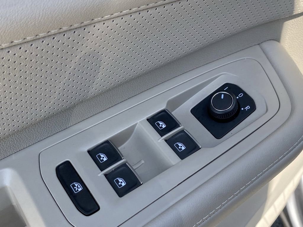 Used 2025 Volkswagen Atlas SE image 24