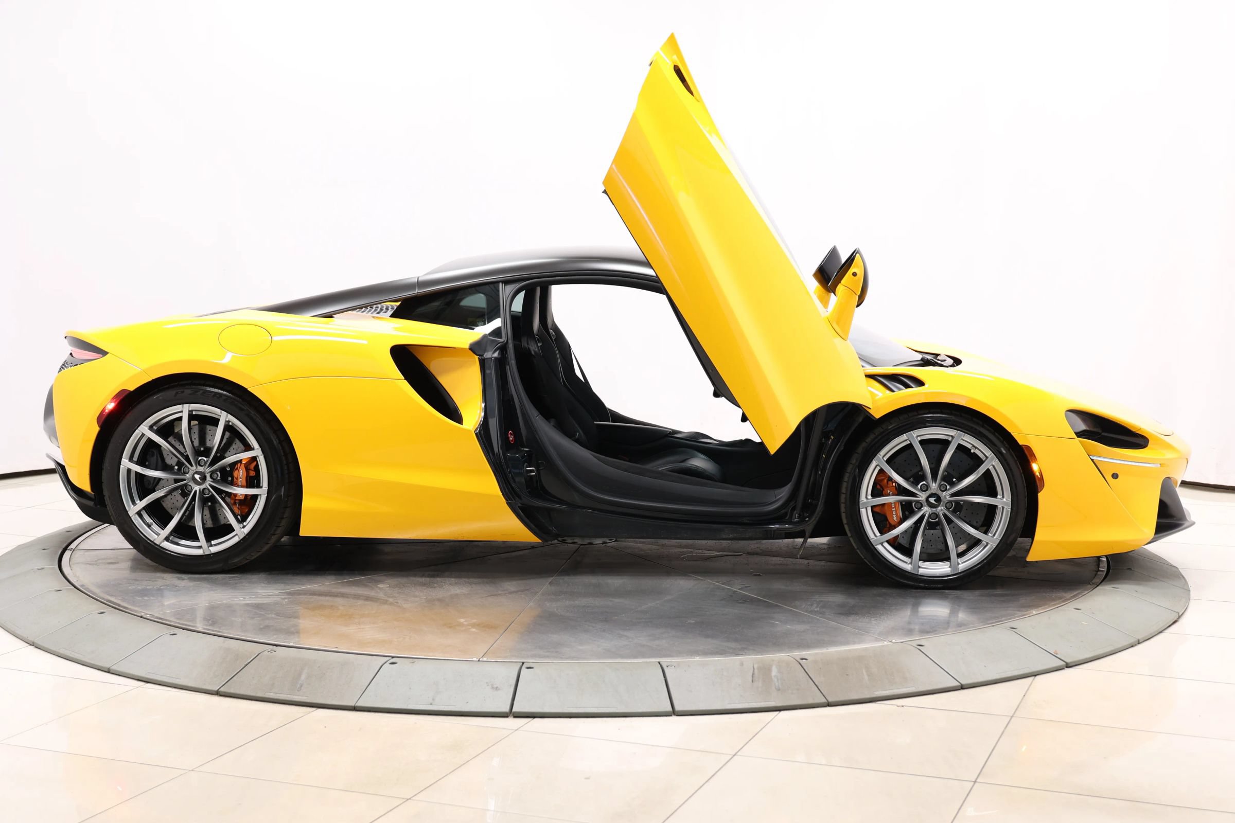 Used 2023 McLaren Artura RWD image 66