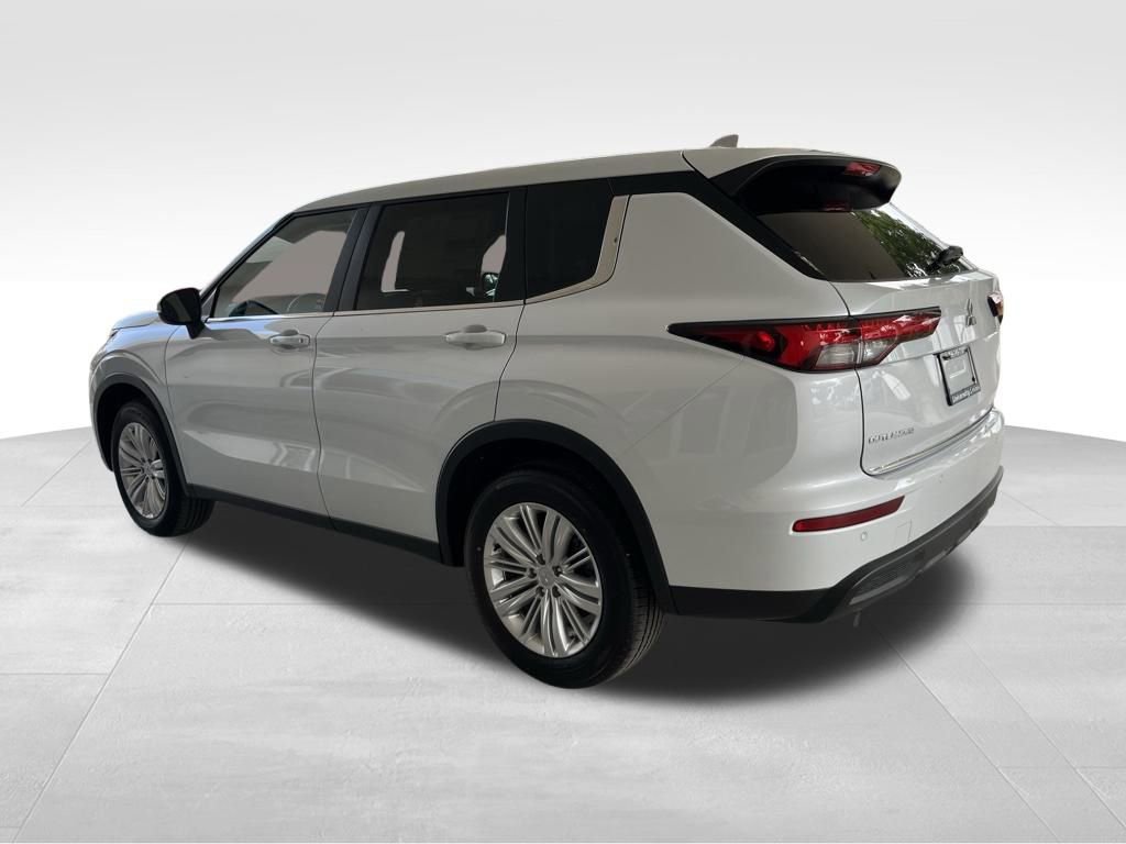 Used 2024 Mitsubishi Outlander ES image 4