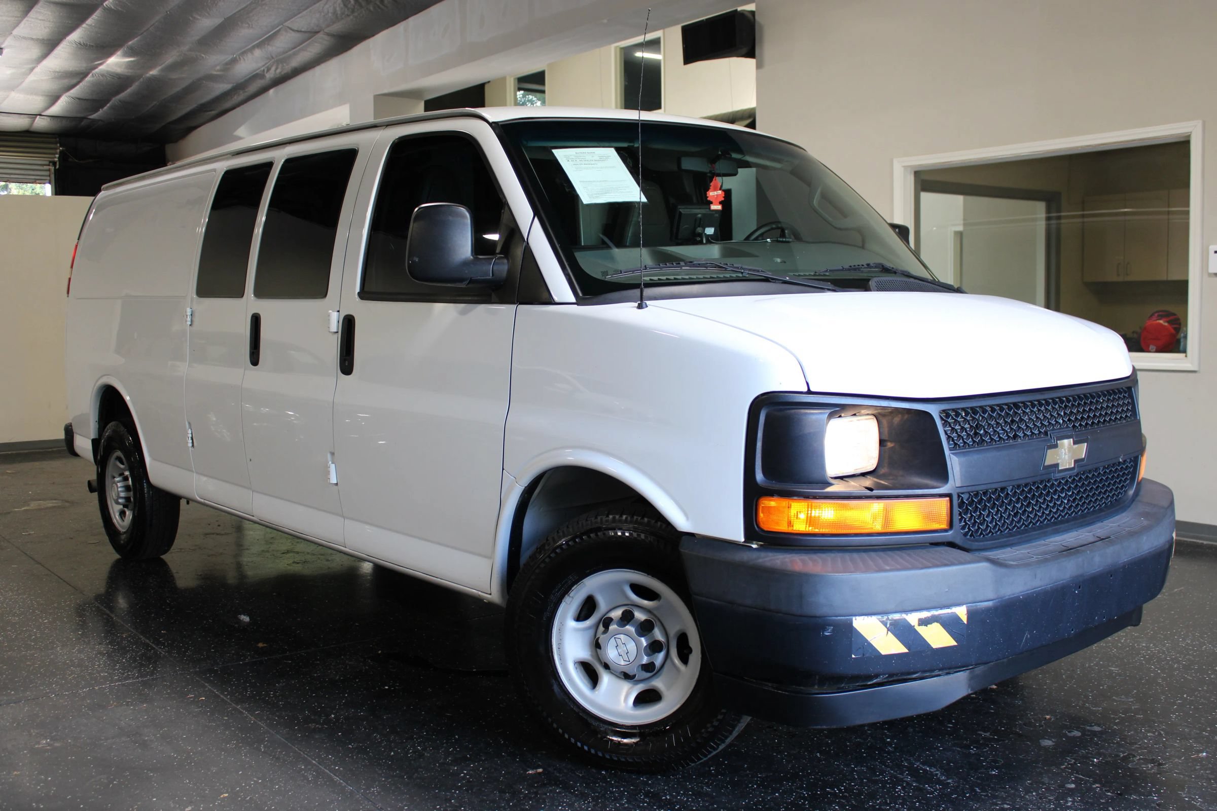 Used 2017 Chevrolet Express 2500 Extended RWD image 28