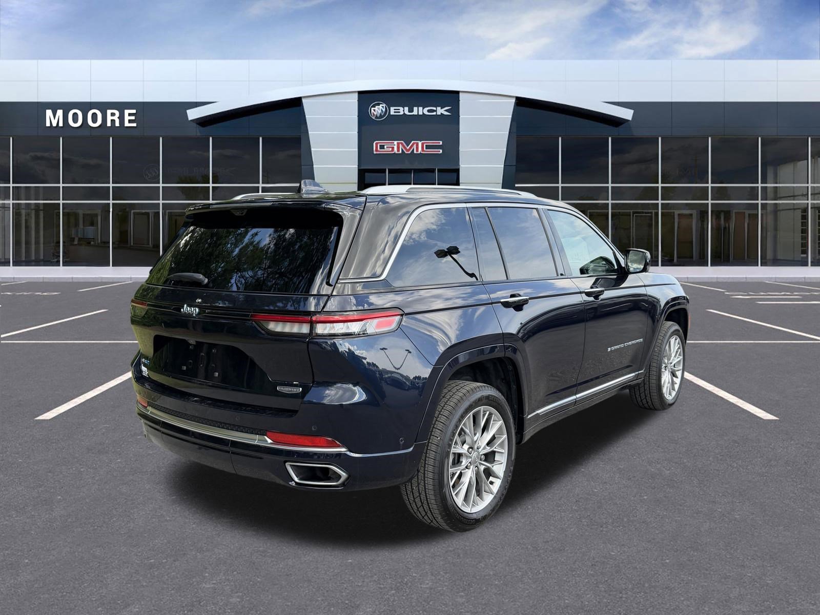 Used 2022 Jeep Grand Cherokee Summit w/ Advanced Protech Group IV AWD/4WD image 3