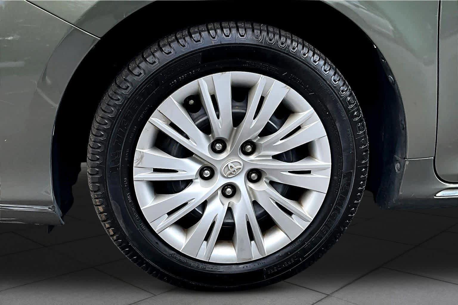 Used 2012 Toyota Camry LE FWD image 10