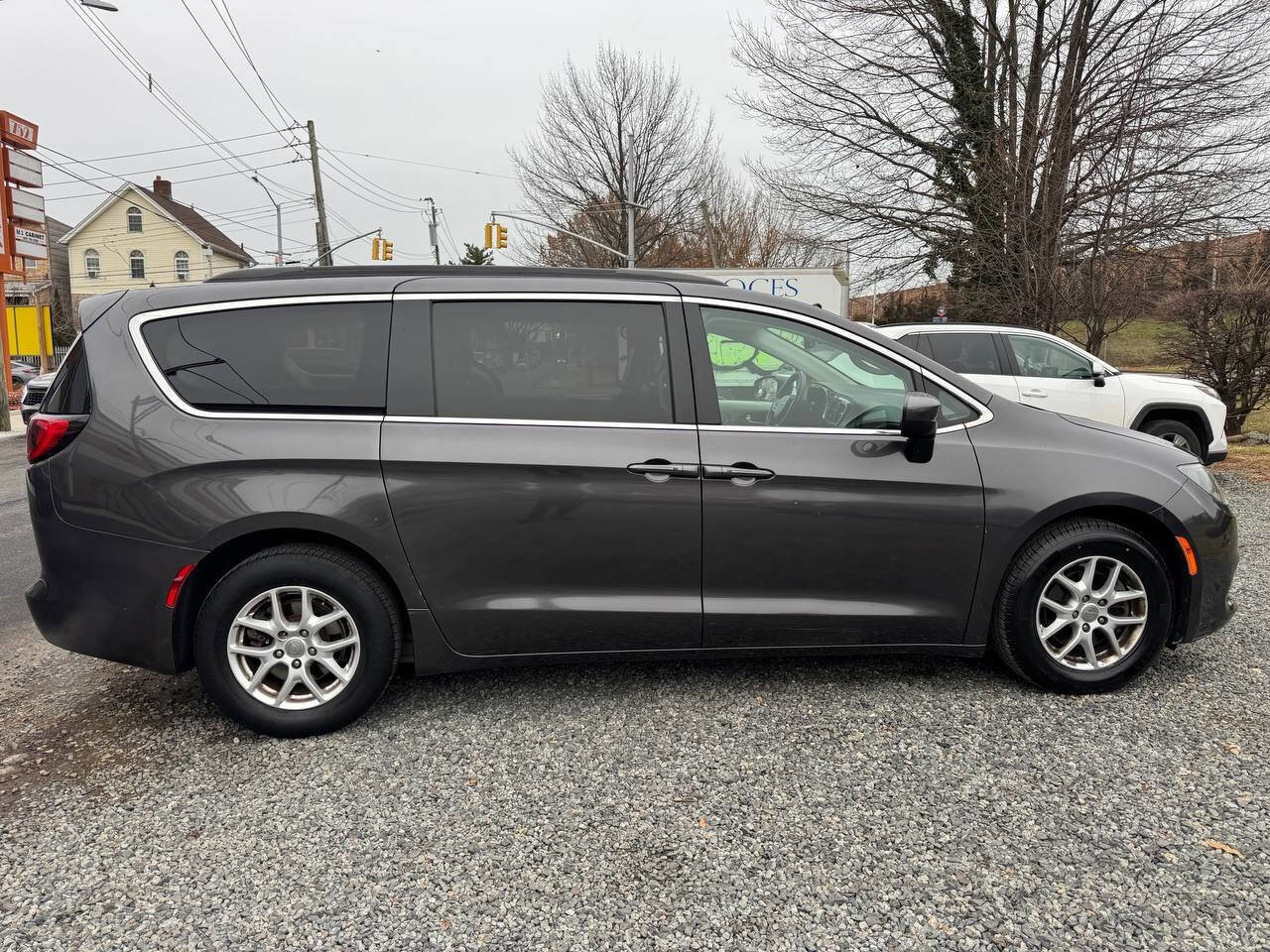 Used 2020 Chrysler Voyager Lxi image 4