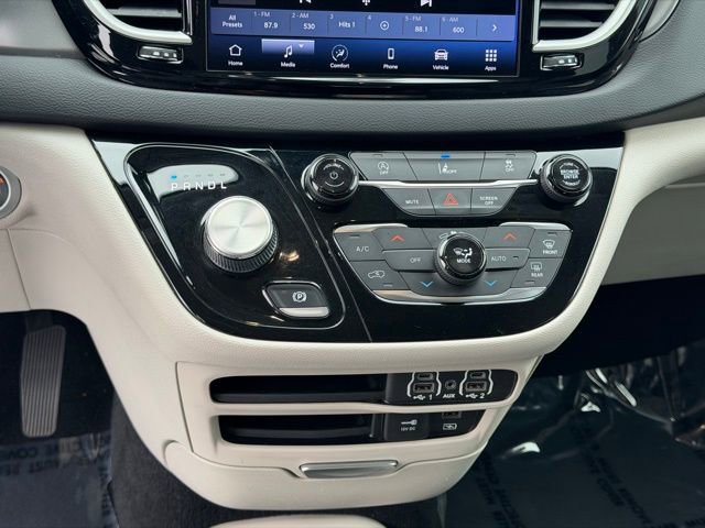 Used 2022 Chrysler Pacifica Touring-L FWD image 17
