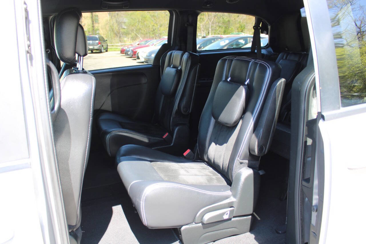 Used 2017 Dodge Grand Caravan SXT w/ Blacktop Package FWD image 25