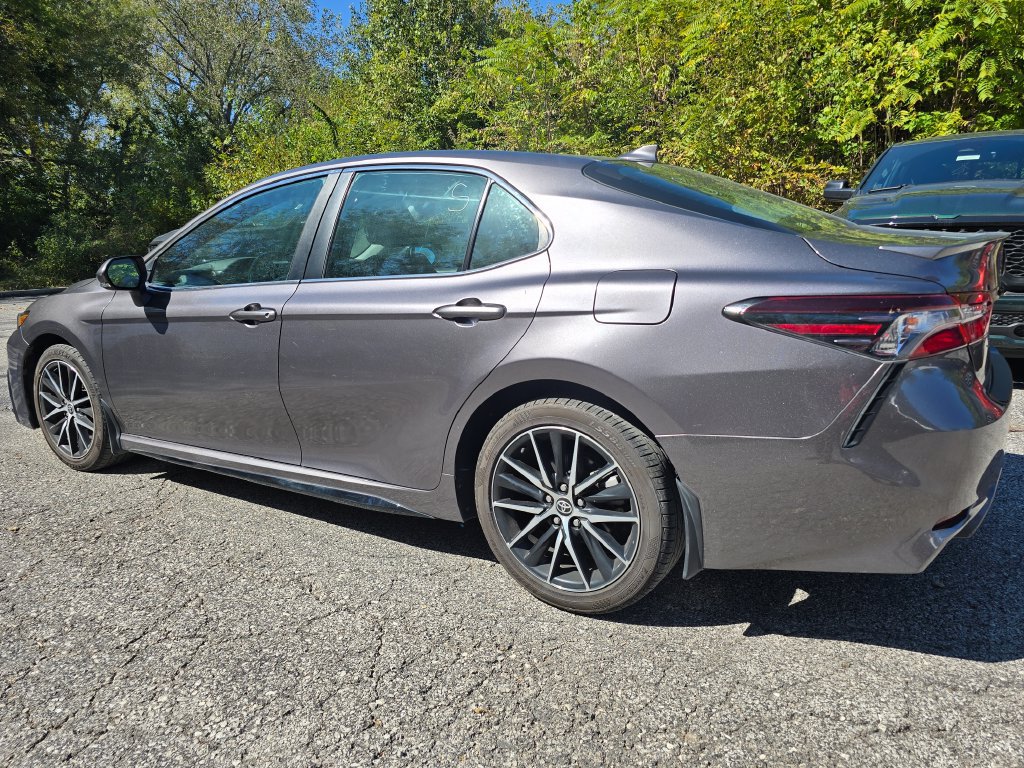Used 2023 Toyota Camry SE FWD image 4