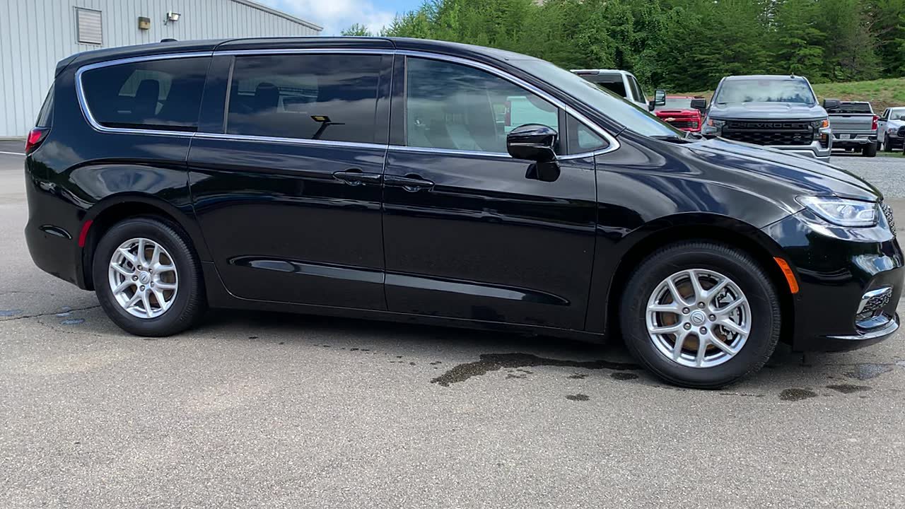 Used 2025 Chrysler Pacifica Select FWD image 5