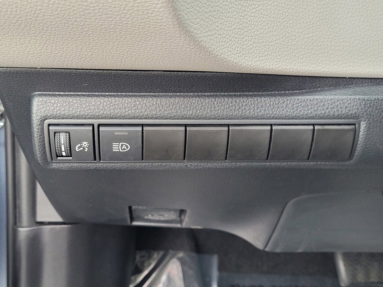 Used 2020 Toyota Corolla LE image 17