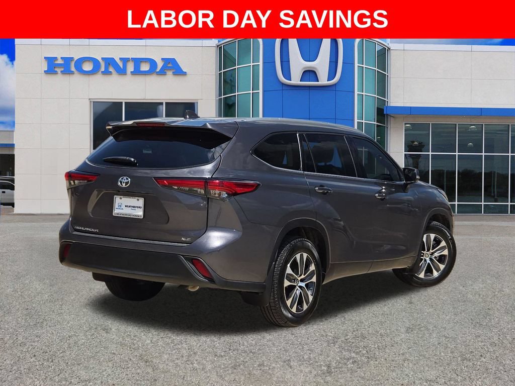 Used 2022 Toyota Highlander XLE FWD image 3