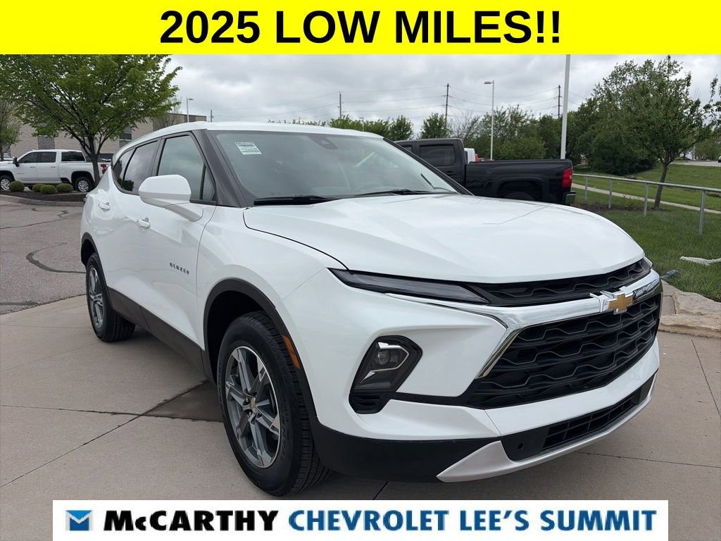 Used 2025 Chevrolet Blazer LT FWD image 2