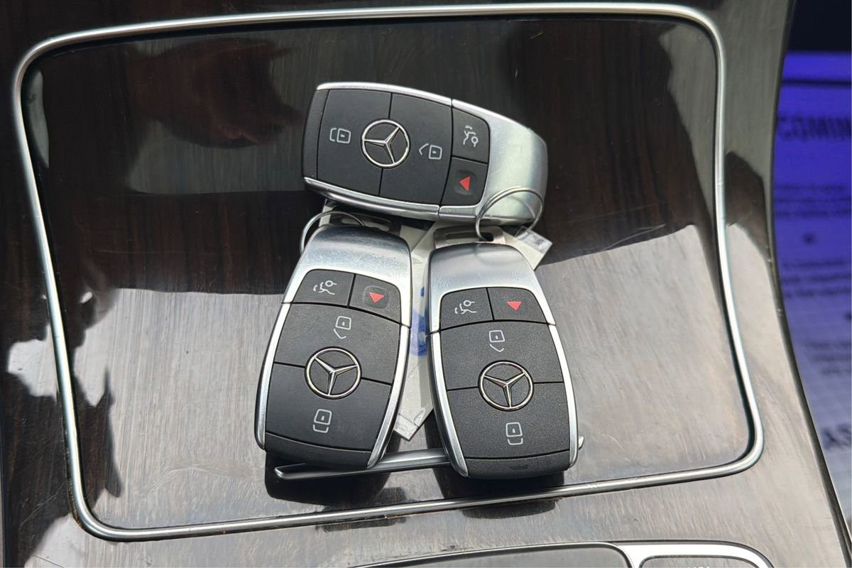 Used 2021 Mercedes-Benz GLC 300 4MATIC w/ Premium Package image 38